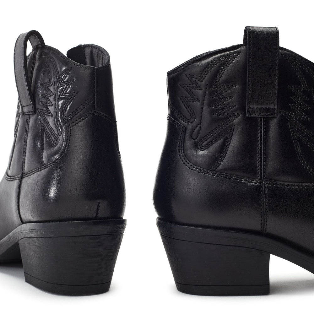 Bracknell Black Leather Boots