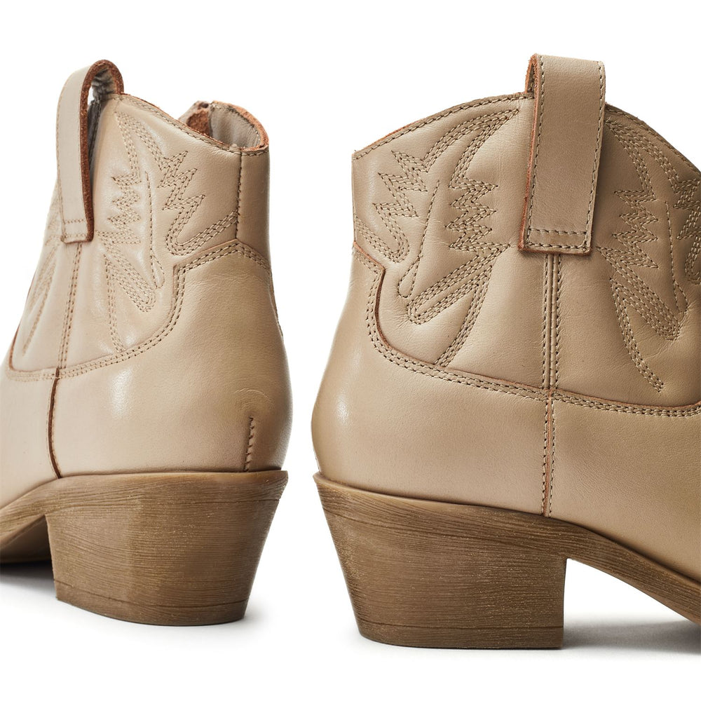 Bracknell Cream Leather Boots