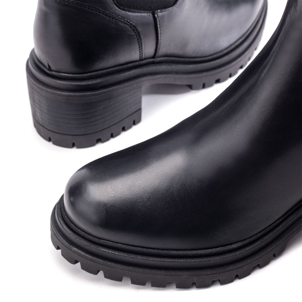 Geelia Black Leather Boots