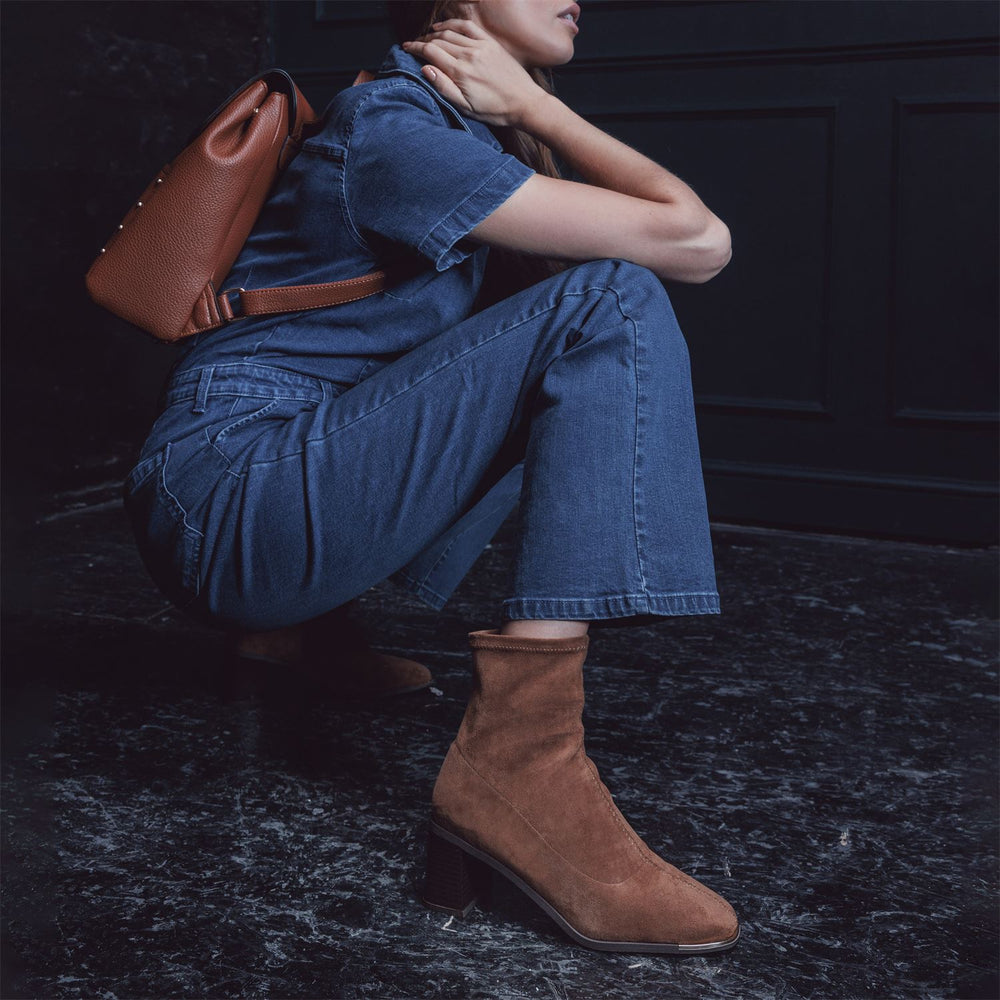 Loni Tan Alcantara Boots