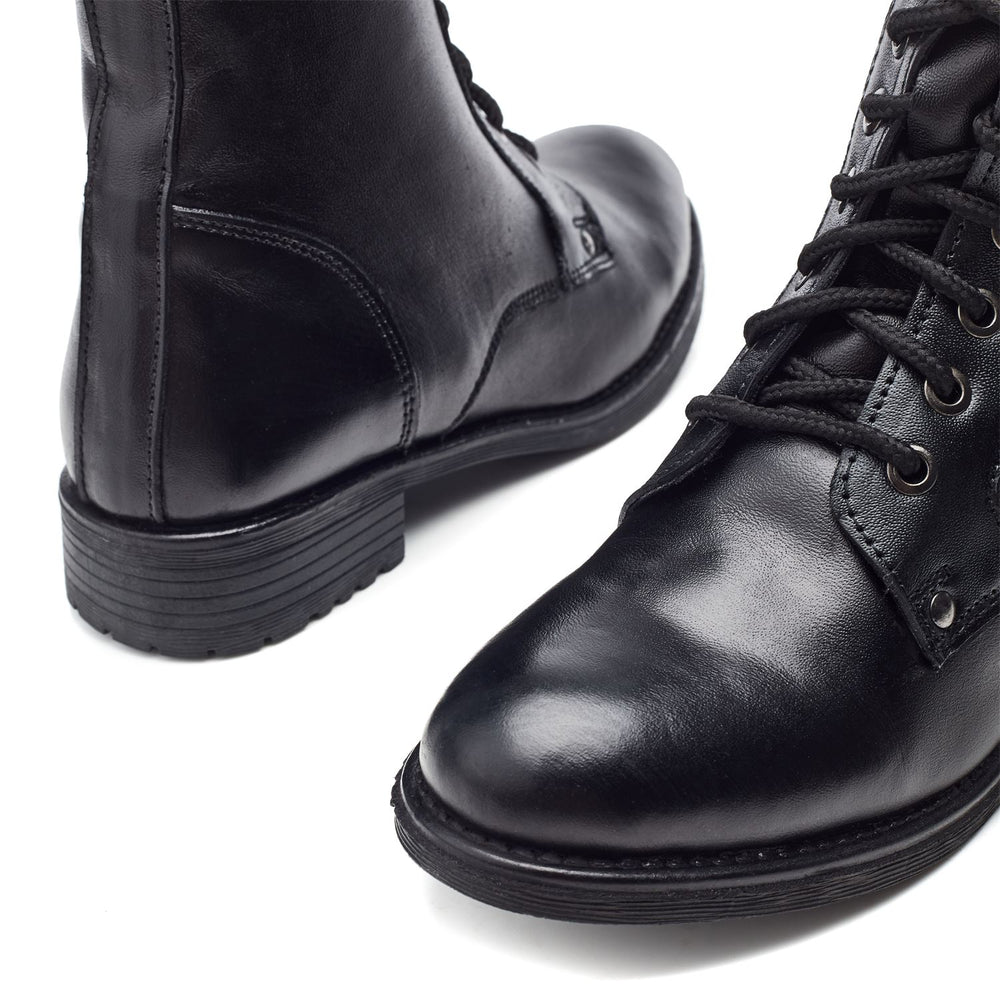 Surestime Black Leather Boots